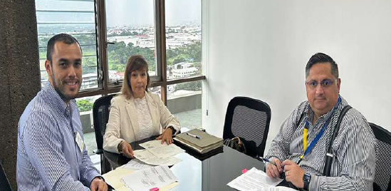 Foto del día de la firma del acta de transferencia, con nuestro responsable de Recursos y representante Legal, José Solano, y el gerente de Electricidad del ICE, Roberto Quirós.